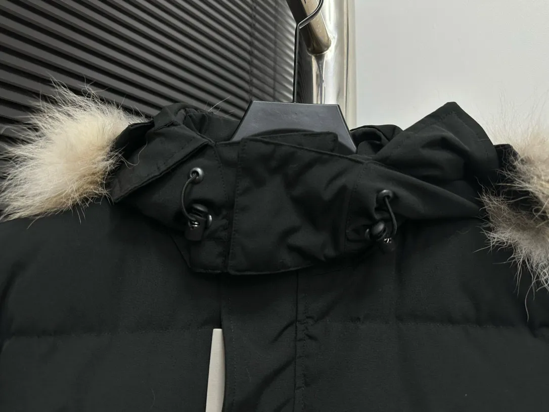 P780 [canada goose wyndham] 29 parka down jackets. The fabric is as soft and hard as the original. It can be restored by kneading at will (fabric misunderstanding: fabrics with high hardness are not waterproof. Only those who buy the latest authentic version this year will notice the softness and comfort of the fabric). The down is synchronized with the authentic white duck down. It is fluffy and not clumps. The electronically controlled down filling machine is filled with down. The zipper is customized with authentic ykk military grade copper core zipper puller. The high-hardness, non-stuck fur collar is made from original and custom-made western Canadian coyote skin. All workmanship and wiring are controlled by workers with more than ten years of service. They must be horizontal and vertical, and no crookedness is allowed. The wiring density inside is more sophisticated. Fighters in the world 29 battle all kinds of world products. Size: XS-XXL